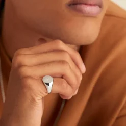 Rings<Mejuri Bold Round Signet Ring